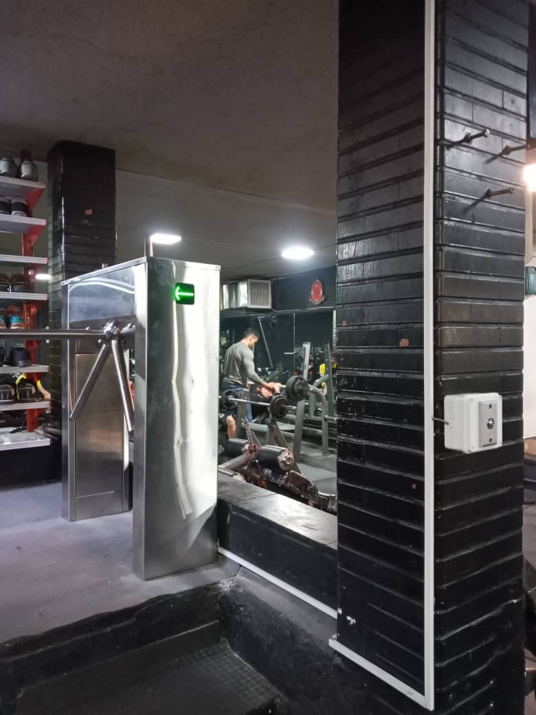 گیت کنترل تردد باشگاه ساداتی